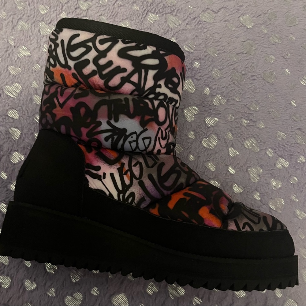 Women’s Graffiti  Pop short UGGS Size 7.5 Brand New